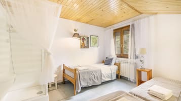 8 bedrooms, free WiFi, bed sheets