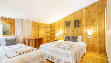 8 bedrooms, free WiFi, bed sheets