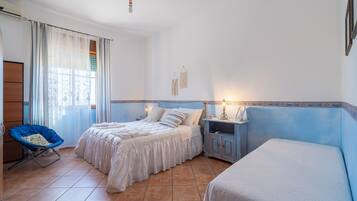 2 makuuhuonetta, työpöytä, silitysrauta/-lauta, ilmainen Wi-Fi