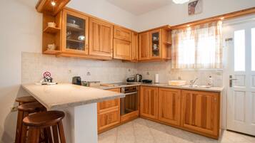 Fridge, oven, stovetop, dishwasher