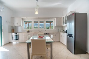 Fridge, oven, stovetop, dishwasher