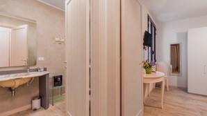 A modern bathroom with a marble sink, a toilet, and a shower area. - 'Villa Sunrise' with Shared Terrace, Wi-Fi, and AC – Ideal for 4/5 Adults and 1 Child (Gallipoli)