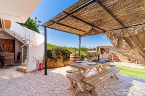 Outdoor dining - 'Villa Sunrise' with Shared Terrace, Wi-Fi, and AC – Ideal for 4/5 Adults and 1 Child (Gallipoli)