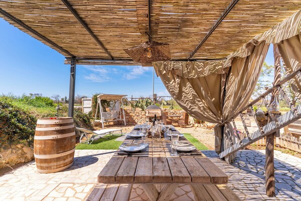 Outdoor dining - 'Villa Sunrise' with Shared Terrace, Wi-Fi, and AC – Ideal for 4/5 Adults and 1 Child (Gallipoli)