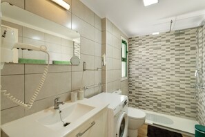 Douche, sèche-cheveux, serviettes fournies