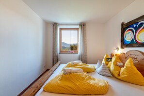 1 bedroom, free WiFi, bed sheets - Holiday Apartment "Alpisilence Gunzhof" with Mountain View, Private Terrace & Wi-Fi (Kastelruth)