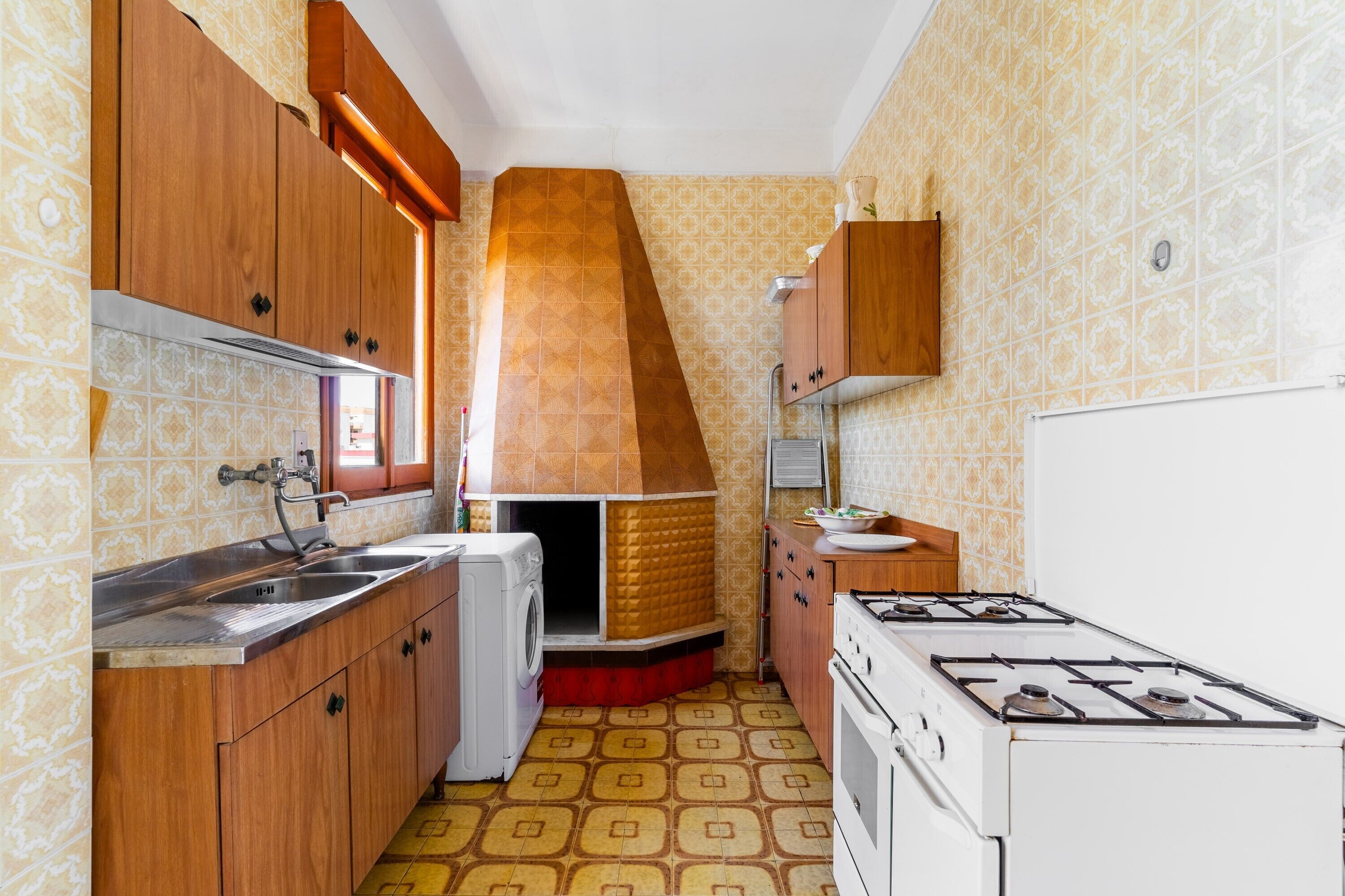 Een koelkast, een oven, een kookplaat, een waterkoker