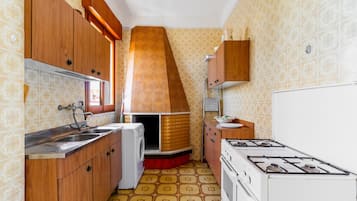 Een koelkast, een oven, een kookplaat, een waterkoker