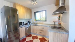 冷蔵庫、電子レンジ、オーブン、コンロ