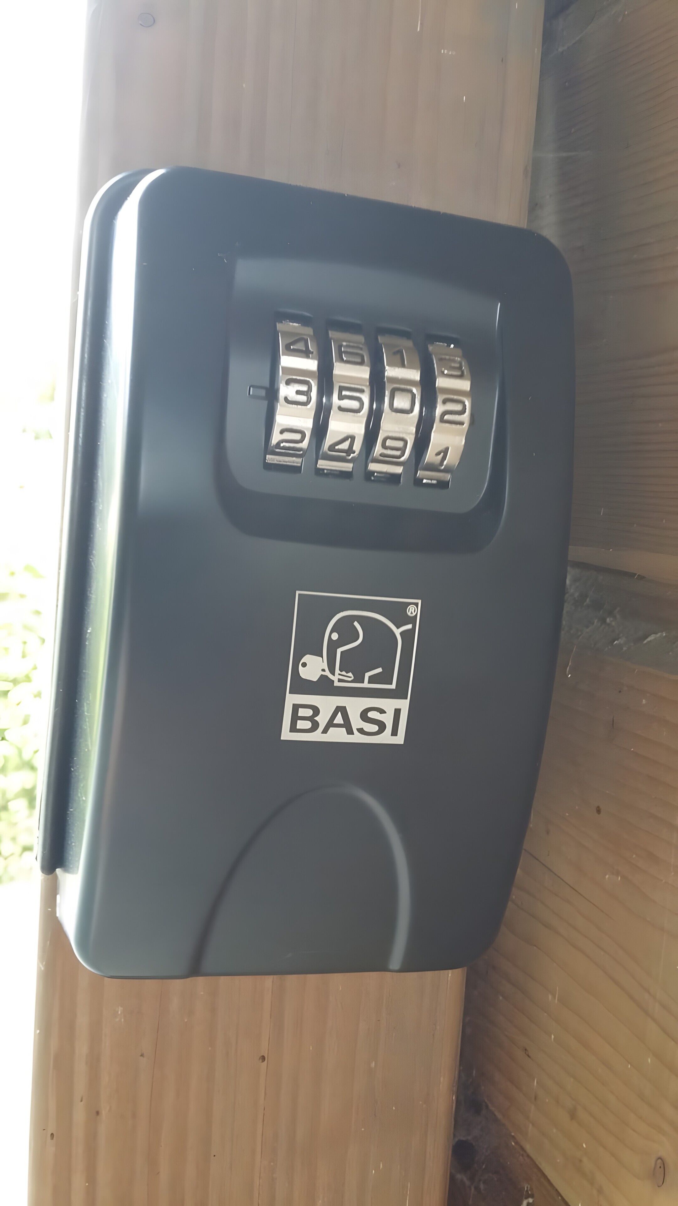 Teclado numérico com o logotipo BASI, indicando um sistema de segurança ou controle de acesso.