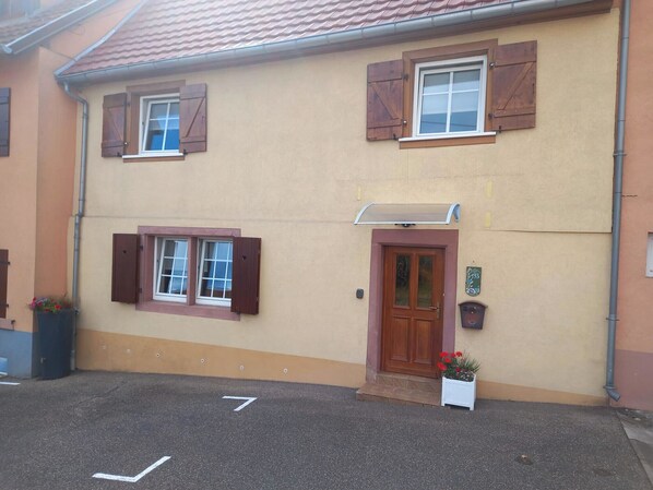 Exterior detail - Holiday Home "Chez Jeanne, Charming House" with Private Garden and Wi-Fi (Dossenheim-sur-Zinsel)