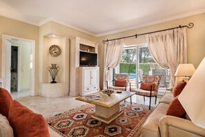 TV, DVD player, aparelho de som