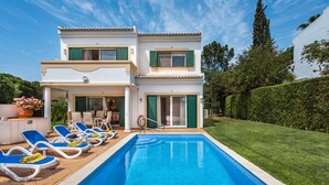 A two-story house with a swimming pool, outdoor seating, and a well-maintained garden. - Villa "Mng Elliott 50" with Private Pool and Wi-Fi (Vale do Lobo)