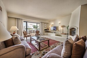 TV, fireplace, DVD player, stereo - Villa "Mng Elliott 24" with Private Pool & Wi-Fi (Vale do Lobo)