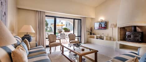 Televisie, een open haard, een dvd-speler en een stereo