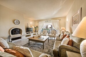 Televisio, takka, DVD-soitin, stereot