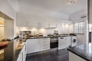 Køleskab, mikrobølgeovn, ovn, kogeplade