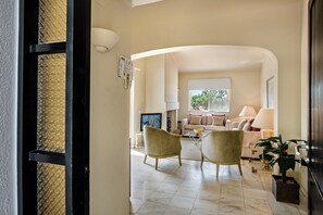 TV, caminetto, impianto stereo