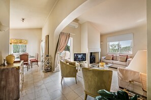 TV, caminetto, impianto stereo