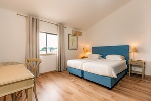 3 slaapkamers, een strijkplank/strijkijzer, gratis wifi, beddengoed