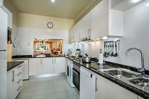 Réfrigérateur, four à micro-ondes, un four, surface de cuisson
