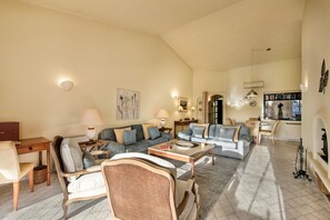 Télévision, cheminée, lecteur de DVD, chaîne hi-fi