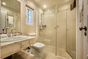 Dusche, Haartrockner, Handtücher
