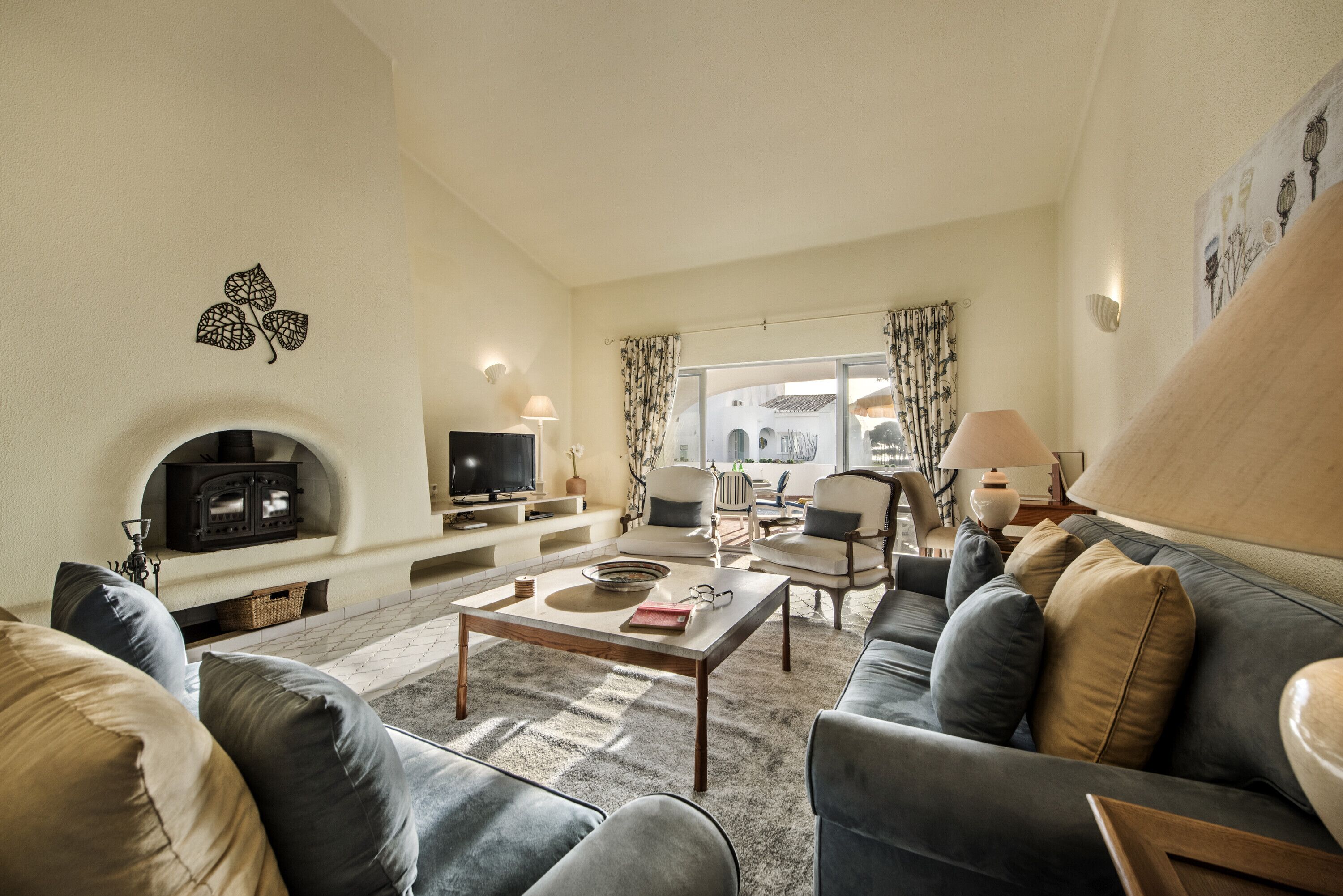 Télévision, cheminée, lecteur de DVD, chaîne hi-fi