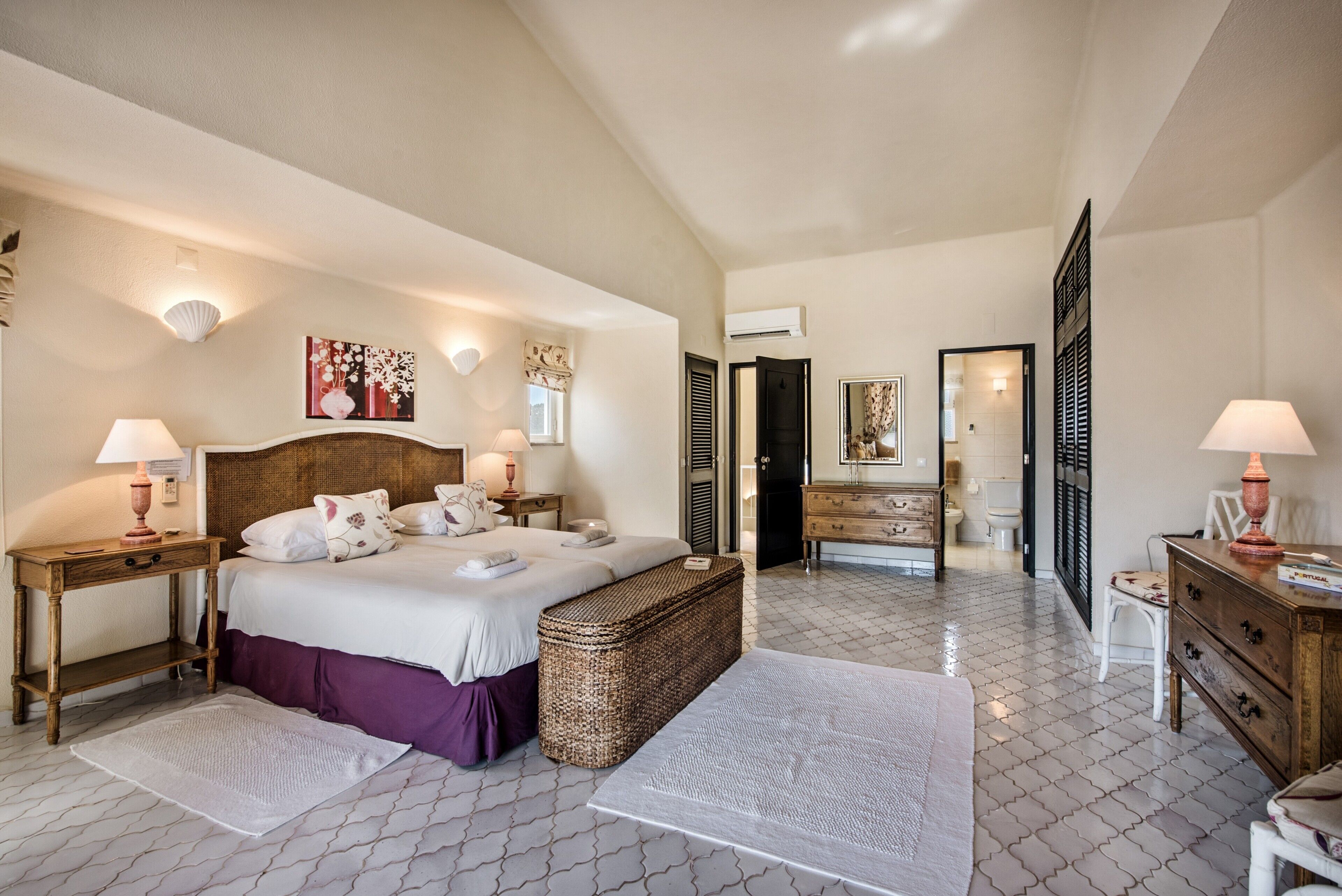 3 makuuhuonetta, silitysrauta/-lauta, ilmainen Wi-Fi, vuodevaatteet