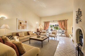 TV, peis, DVD-spiller og stereoanlegg