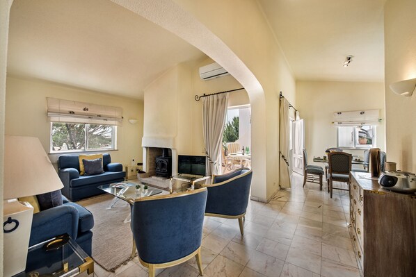 TV, fireplace, stereo - Apartment "Mng Elliott 90c" with Private Terrace & Wi-Fi (Vale do Lobo)