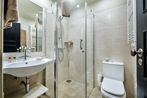 Een douche, een haardroger, handdoeken