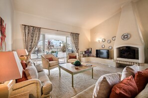 TV, peis, DVD-spiller og stereoanlegg