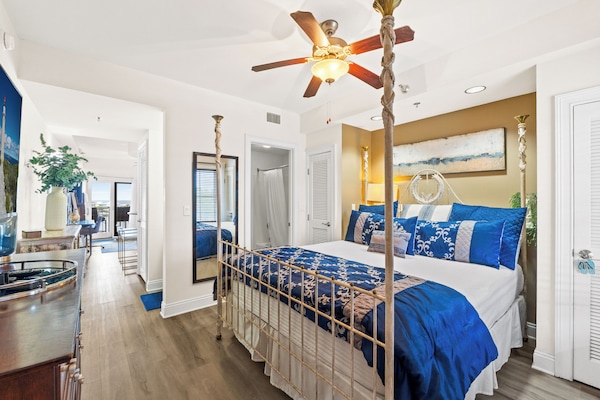 Bedroom with king size bed