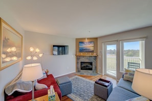 Smart TV, chimenea y libros