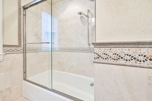 Douche, séchoir à cheveux, savon, papier de toilette