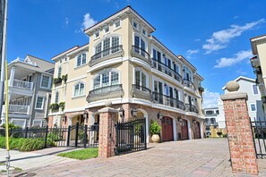 Exterior - Seaside Serenity features Breathtaking Ocean Views and Direct Beach Access (Ocean City)