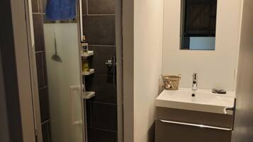 Shower, free toiletries, hair dryer, towels