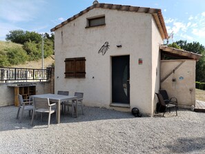 Outdoor dining - Holiday Home 'Le Cigalou - Drôme Provençale' with Mountain View, Pool and Wi-Fi (Ste Jalle)