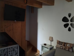 TV - Holiday Home 'Le Cigalou - Drôme Provençale' with Mountain View, Pool and Wi-Fi (Ste Jalle)
