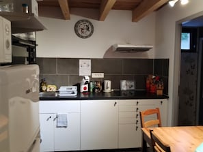 Fridge, microwave, oven, stovetop - Holiday Home 'Le Cigalou - Drôme Provençale' with Mountain View, Pool and Wi-Fi (Ste Jalle)