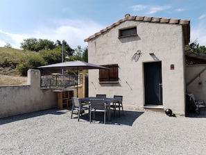 Outdoor dining - Holiday Home 'Le Cigalou - Drôme Provençale' with Mountain View, Pool and Wi-Fi (Ste Jalle)