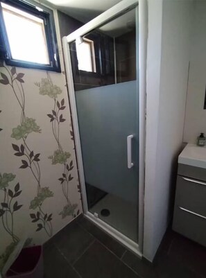 Bruser, gratis toiletartikler, hårtørrer, håndklæder