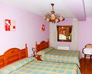 3 bedrooms, WiFi, bed sheets - Holiday Home 'Casa Bartolin' with Private Terrace and Garden (Gedrez)
