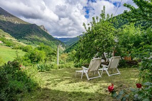 Property grounds - Holiday Home 'Casa Bartolin' with Private Terrace and Garden (Gedrez)