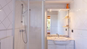 シャワー、ヘアドライヤー、タオル