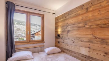 2 habitaciones y tabla de planchar con plancha