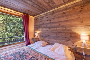 2 dormitorios, tabla de planchar con plancha, ropa de cama