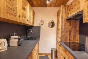 Kühlschrank, Mikrowelle, Herdplatte, Geschirrspüler