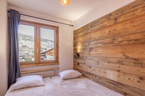 2 quartos, ferros/tábuas de passar roupa, roupa de cama